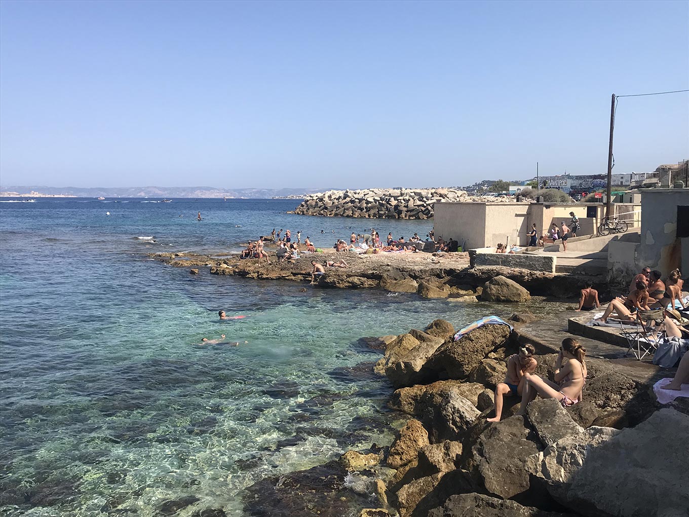 Affluence sur les rochers du Bain des Dames