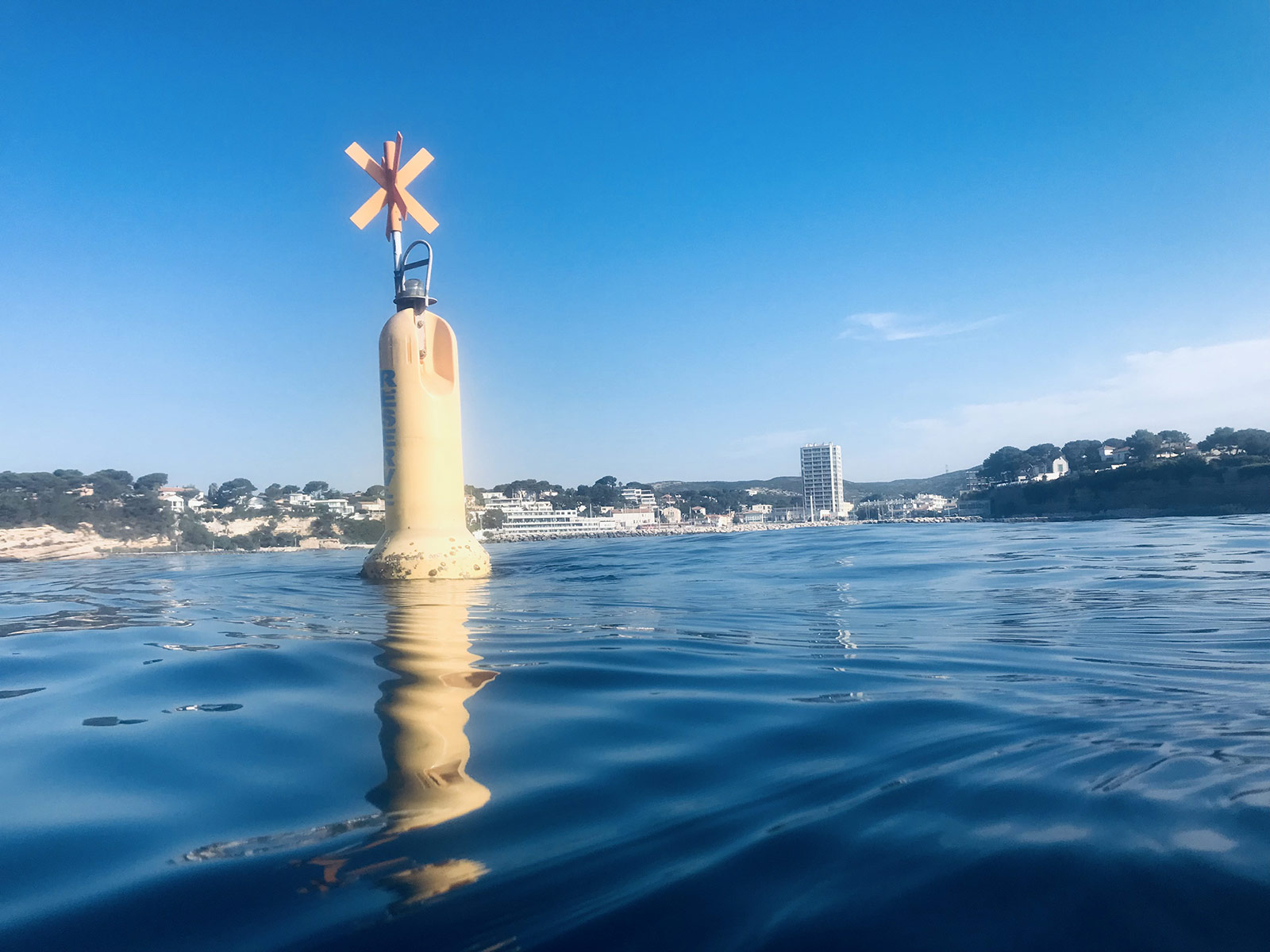 Bouée signal limite de la réserve face à Carry
