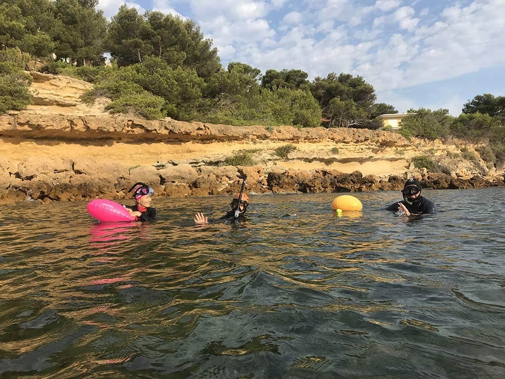 Elodie, Christine et Maurice, dans la crique de Cap Rousset