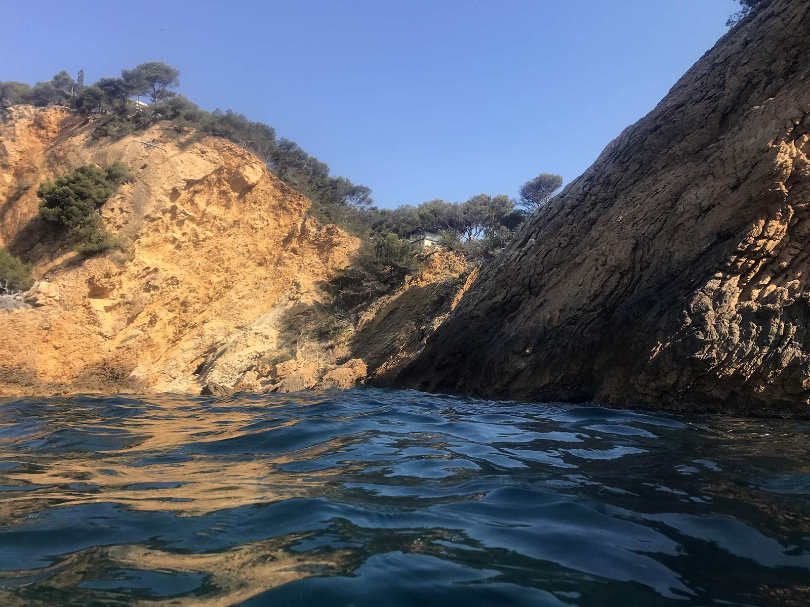 Falaise contiguë à la grotte aux hirondelles