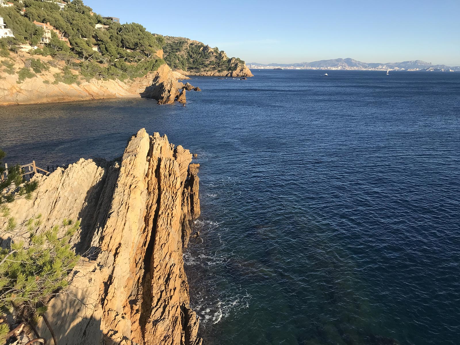 Les rochers ocres de l'entrée de la calanque de Figuières