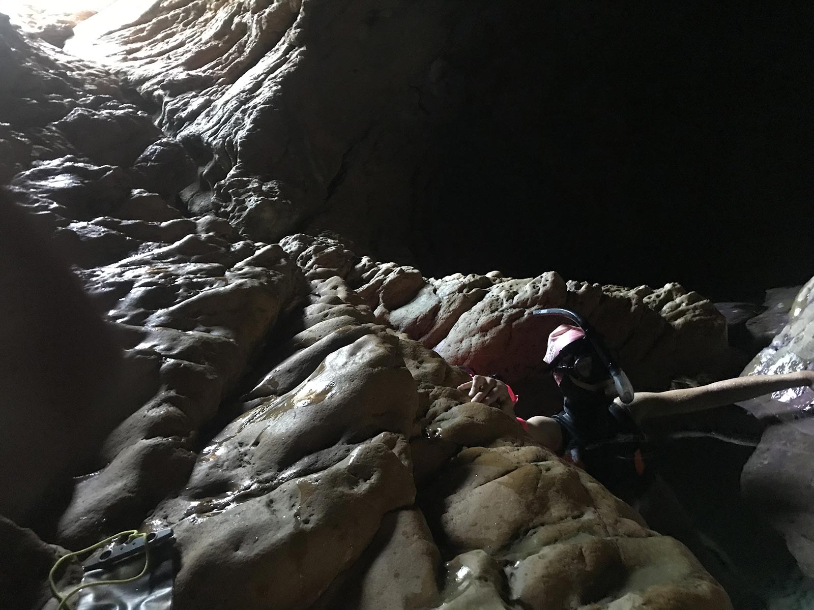 La grotte de Méjean, 2 entrées : par terre et par mer