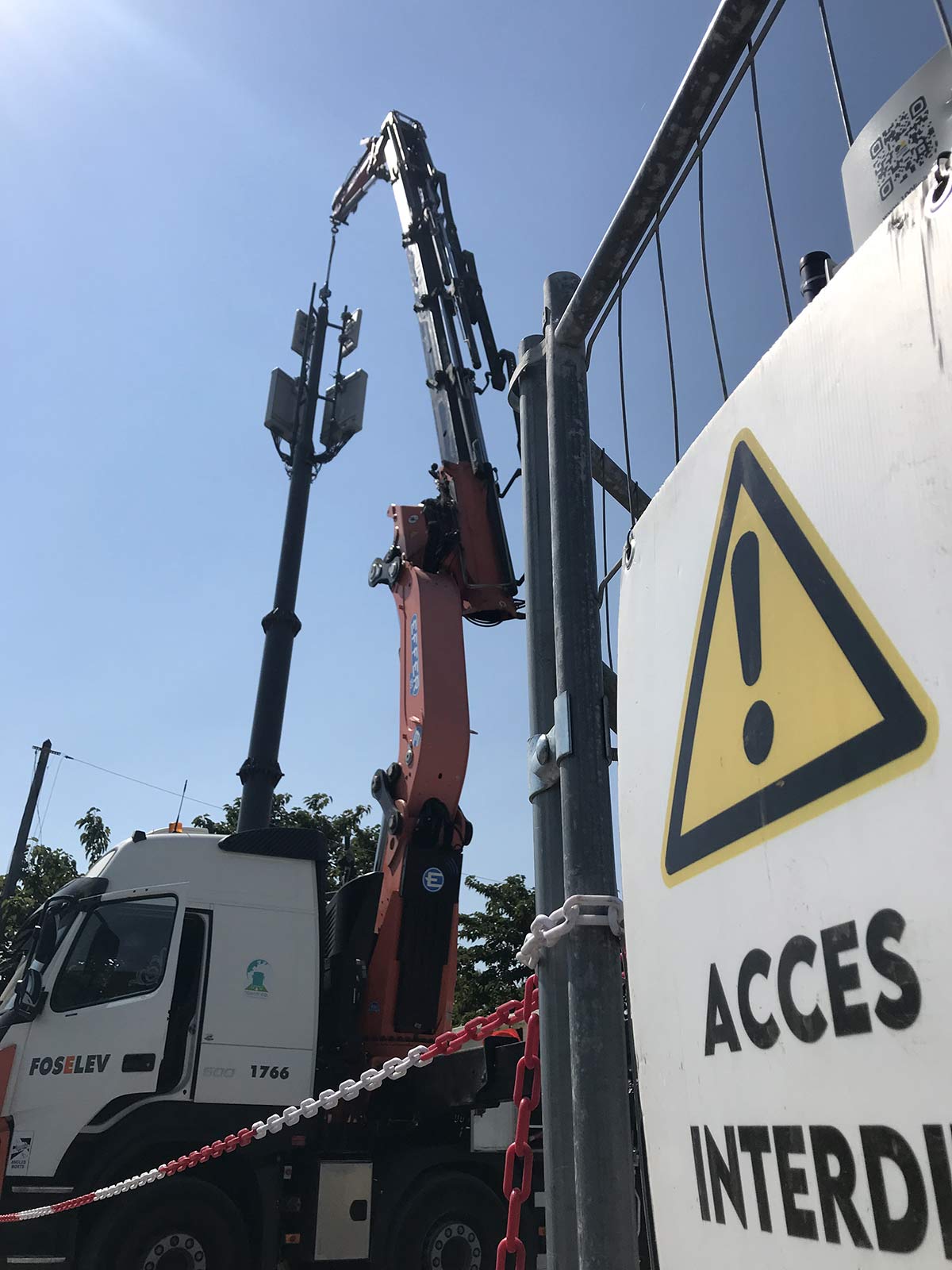 Accès interdit, immenses grues