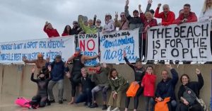 Manifestation des usagers de la plage contre l'emprise des JO à Marseille