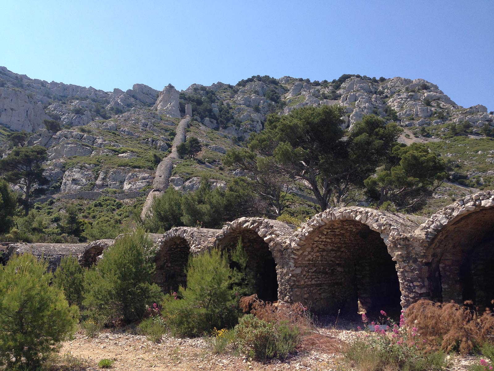 Bâtis et cheminée polluée