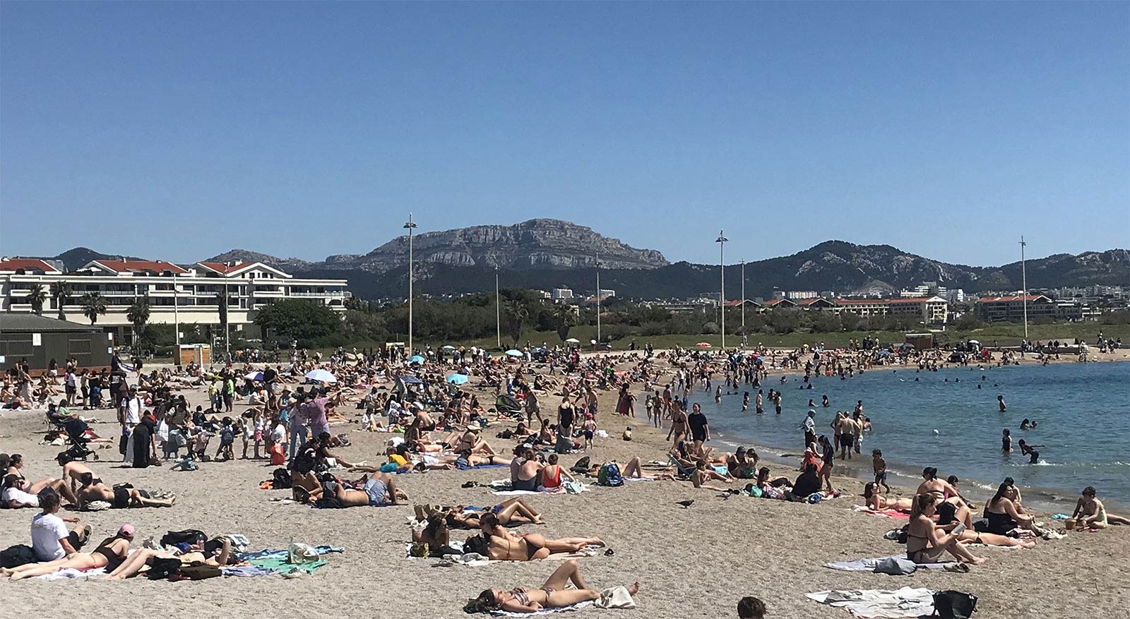 La plage de Prado sud bondée hors saison, avril 2025