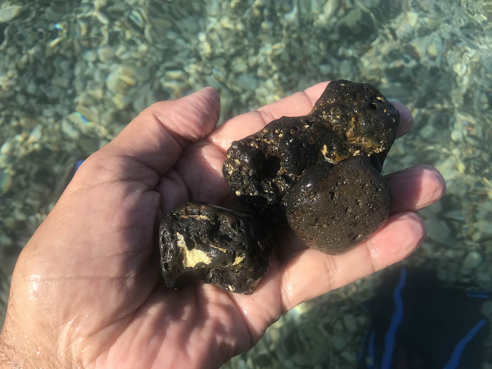 Scories dans l'eau de la calanque