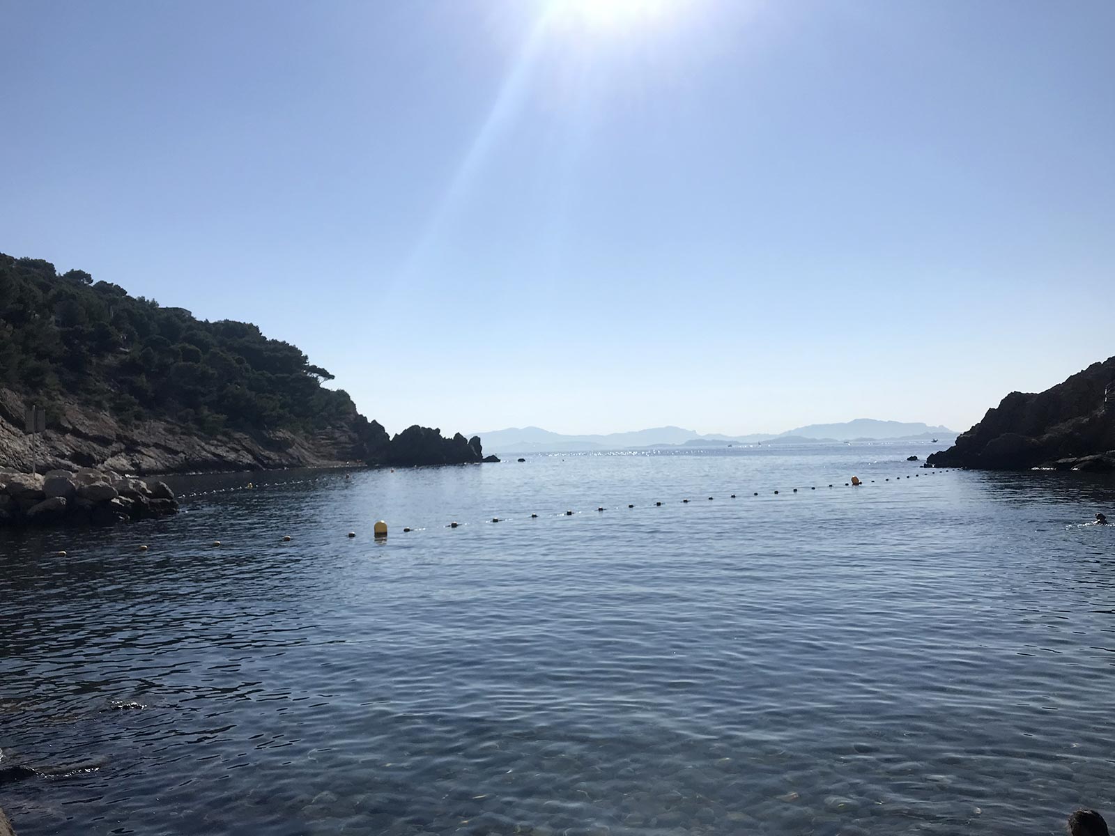 à l'horizon, la skyline de Marseille