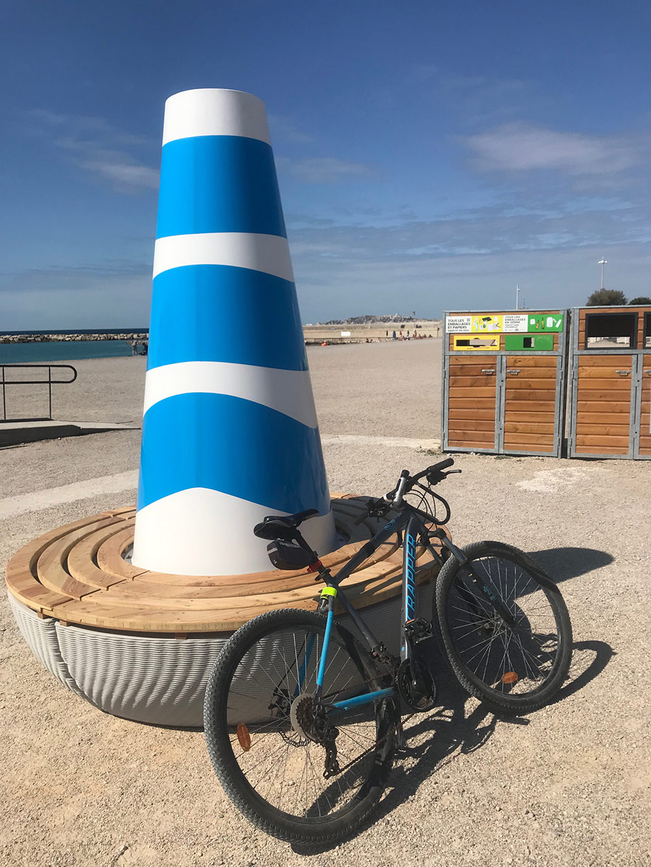 Banc circulaire avec totem phare