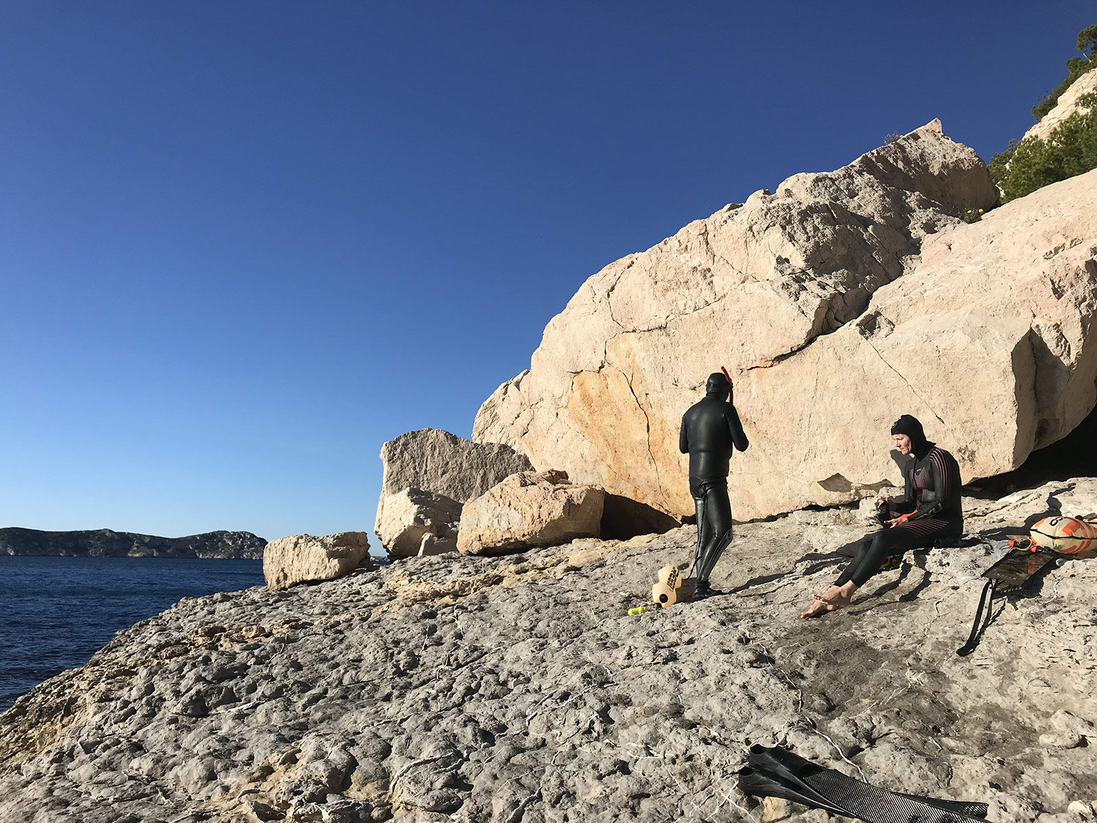 Accostage dans la calanque des Queyrons